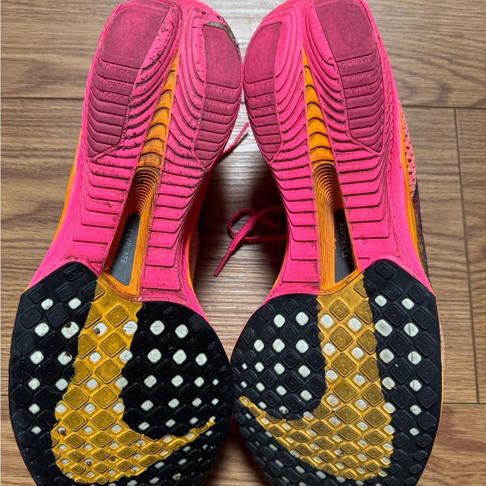 Vibrant Pink Men’s Vaporfly 3s - Picture 4 of 6